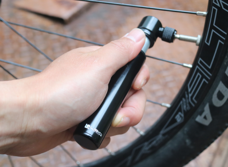 携帯ミニポンプ、ハンドポンプ、ロードバイク・クロスバイク用、LIBIQ(リビック)